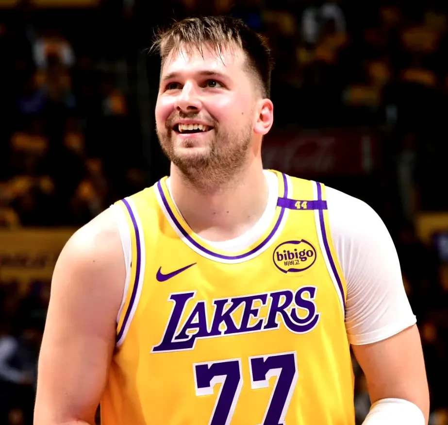 爱游戏体育官方入口东契奇重返赛场，反败为胜首场状态出色，美国队观众沸腾！